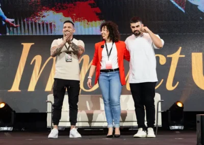 Adri, Nuria y Fabio dando charlas de afiliación al público